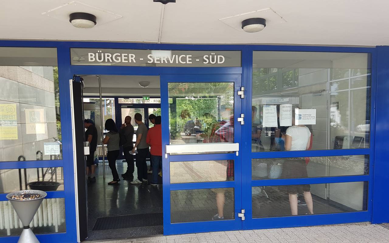 Warteschlange im Bezirksamt Süd am Sittardsberg, hoher Krankenstand bei Mitarbeitern