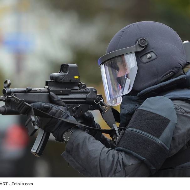 Razzia gegen mutmaßliche Drogen- und Waffenhändler auch in Duisburg.