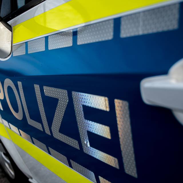 Ein Einsatzwagen der Polizei (Symbolbild). 
Bei Verwendung in Social Media muss die Bildquelle am Bild genannt werden; bei Verwendung als Nachrichtenbild spielt das System diese automatisch mit aus.