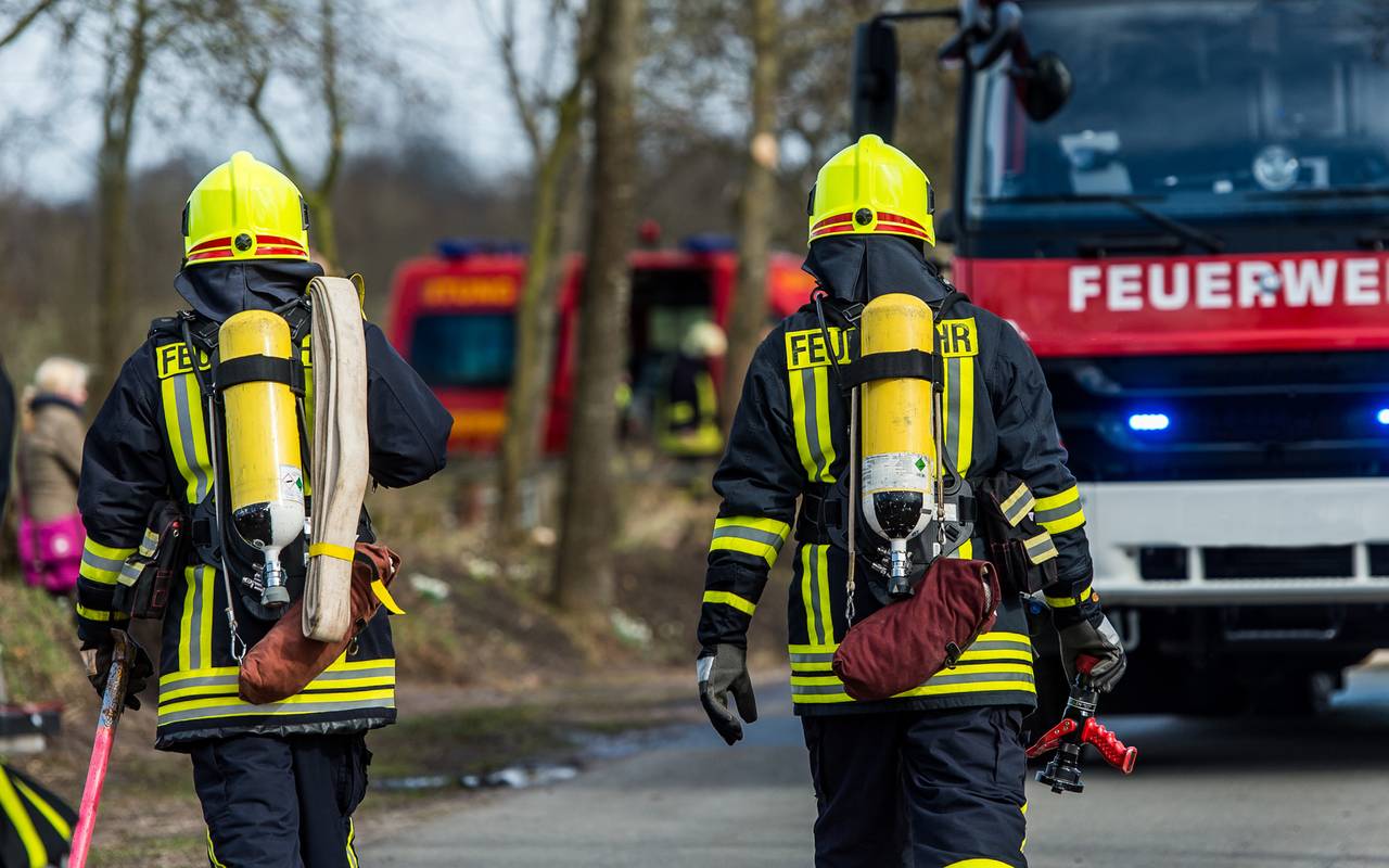 Feuerwehrmänner im Einsatz (Symbolbild). Bei Verwendung in Social Media muss die Bildquelle am Bild genannt werden; bei Verwendung als Nachrichtenbild spielt das System diese automatisch mit aus.
