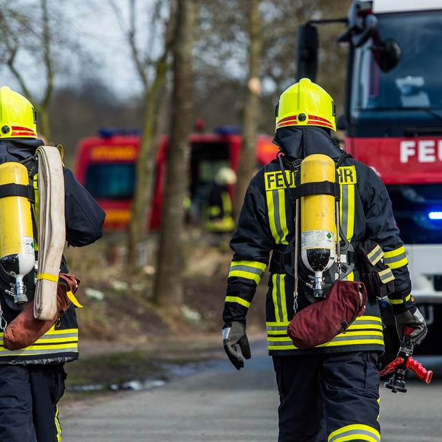 Feuerwehrmänner im Einsatz (Symbolbild). Bei Verwendung in Social Media muss die Bildquelle am Bild genannt werden; bei Verwendung als Nachrichtenbild spielt das System diese automatisch mit aus.