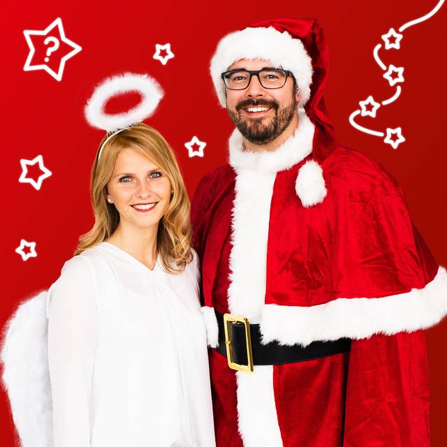 Olli & Jana stehen weihnachtlich im Weihnachtsmann- und Engelskostüm vor der Kamera.
