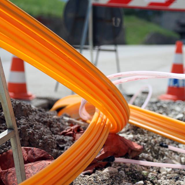 Neue Leitungen werden an einer Straße verlegt (Symbolbild).