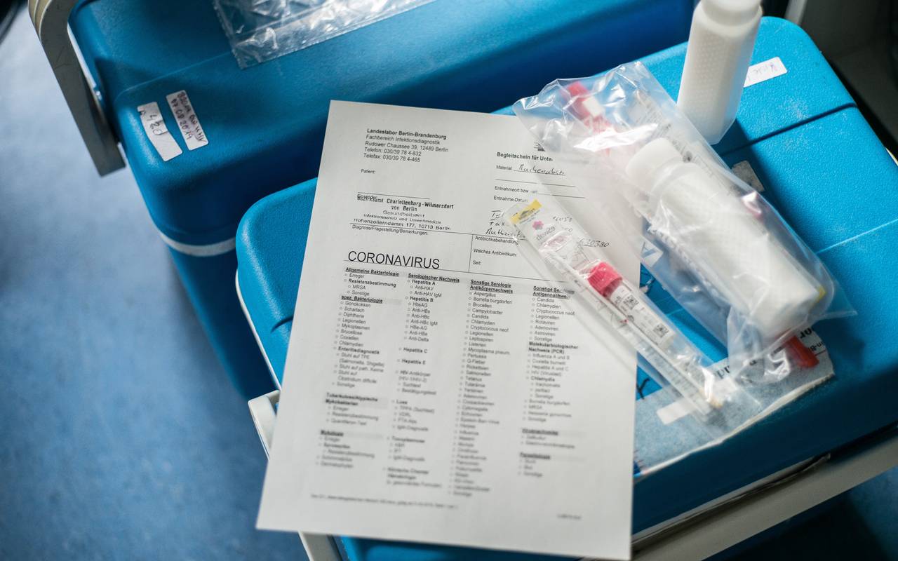 Ein Corona Test-Set liegt beim Gesundheitsamt auf einem Tisch.