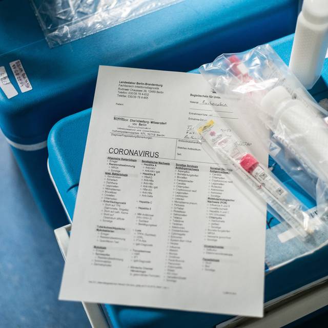 Ein Corona Test-Set liegt beim Gesundheitsamt auf einem Tisch.