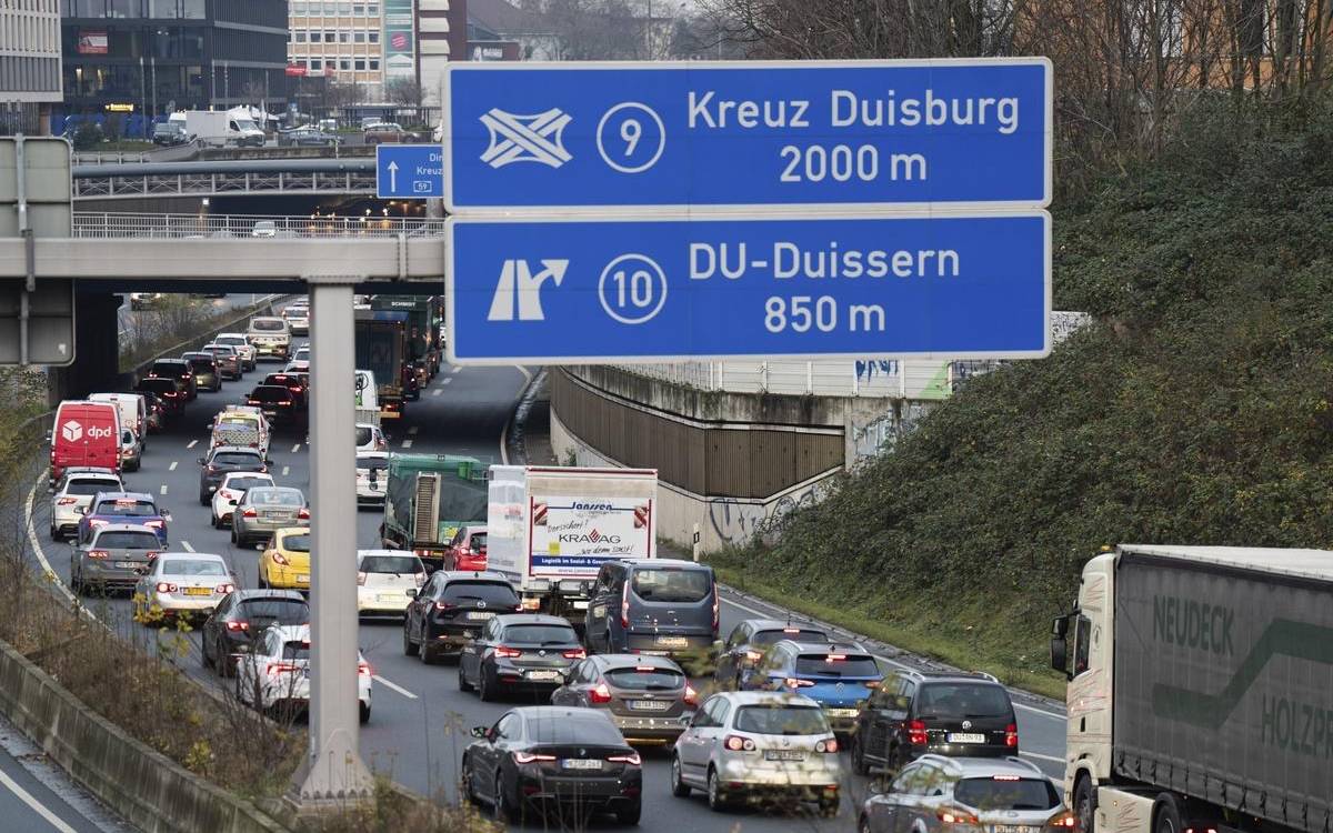 Zu Osterferienbeginn erwartet der ADAC verstärkt Staus auf den Autobahnen.