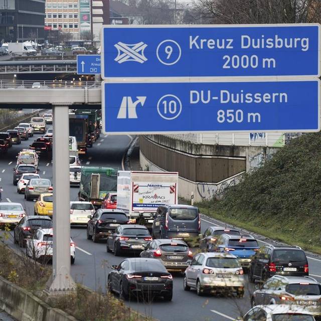 Zu Osterferienbeginn erwartet der ADAC verstärkt Staus auf den Autobahnen.