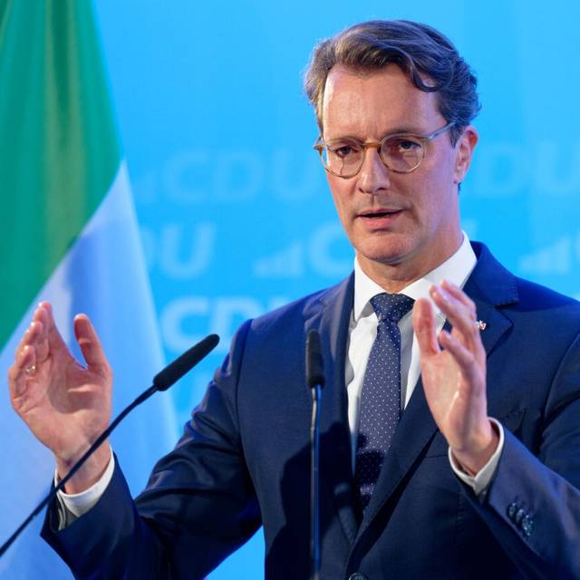 Hendrik Wüst, Ministerpräsident von Nordrhein-Westfalen, gibt nach einer Sitzung des CDU-Landesvorstands ein Pressestatement.