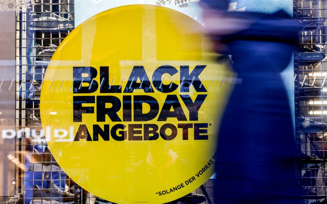 Besucher der Kieler Innenstadt besuchen Ladengeschäfte, die für den Black Friday werben. Die Deutsche Umwelthilfe hat den Handel aufgerufen, Rabatt-Tage wie den Black Friday (24. November) und den Cyber Monday (27. November) abzuschaffen. (zu dpa «Vor Black Friday: Umwelthilfe fordert Abschaffung des Rabatt-Tags»)