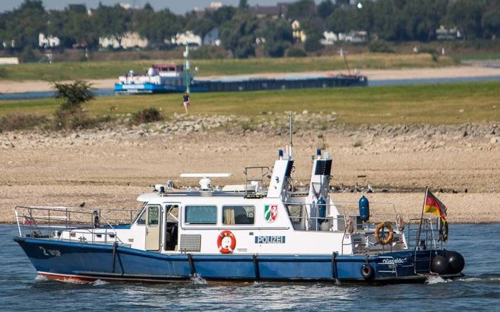 Die Wasserschutzpolizei stoppte das Schiff nach dem "Mann über Bord" in Monheim am Rhein