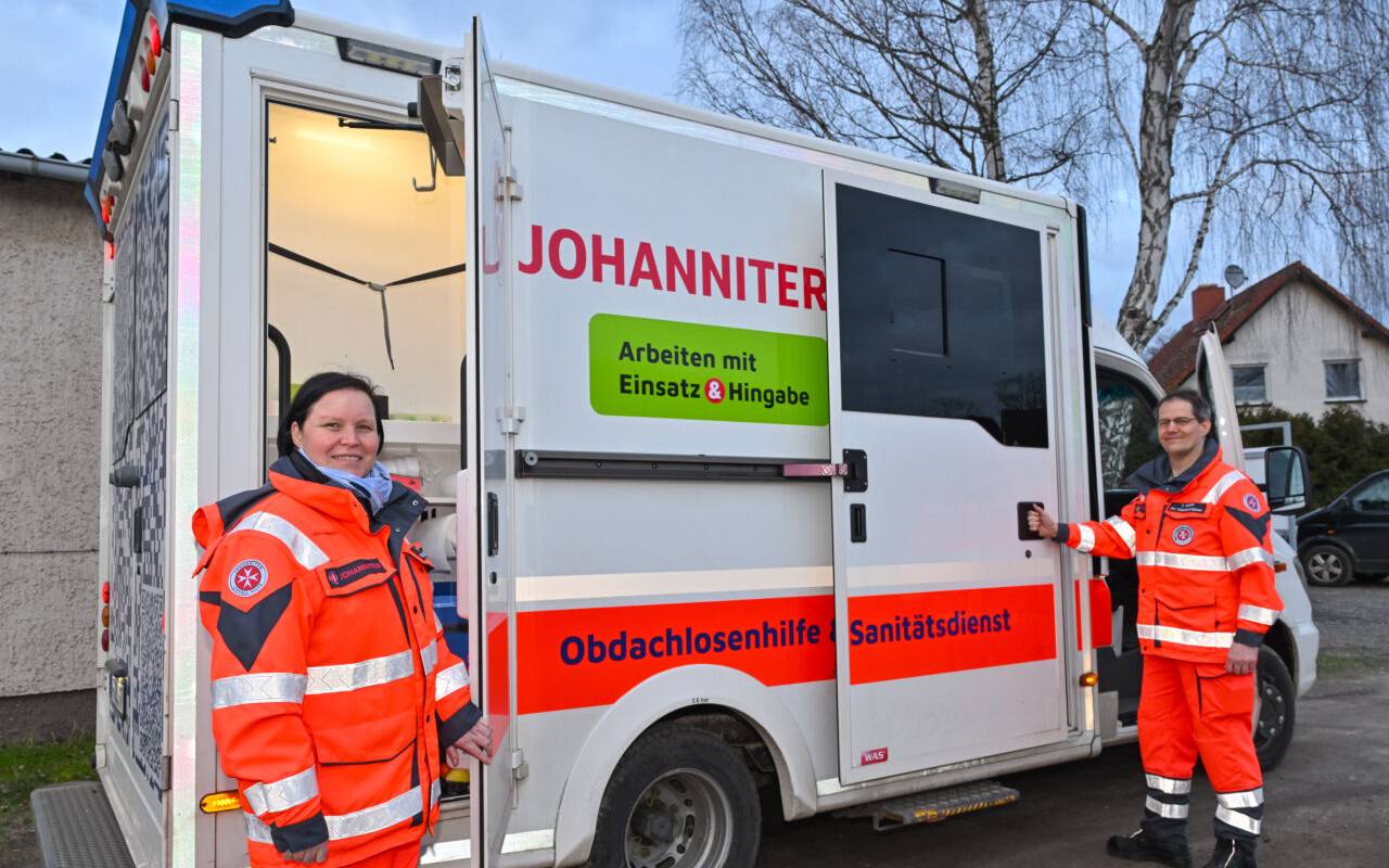 In der Johanniter-Unfall-Hilfe engagieren sich ehrenamtliche Mitarbeitende, die sozial Bedürftige und Obdachlose versorgen