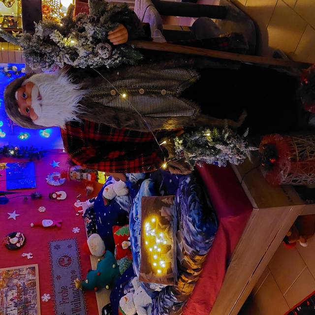 Ein Mann aus Oberhausen hat sein Haus mit tausenden Lichtern, Weihnachtsfiguren, Sternen und Kugeln geschmückt.