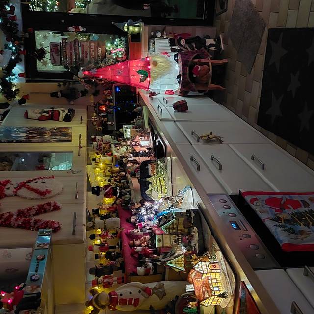 Ein Mann aus Oberhausen hat sein Haus mit tausenden Lichtern, Weihnachtsfiguren, Sternen und Kugeln geschmückt.