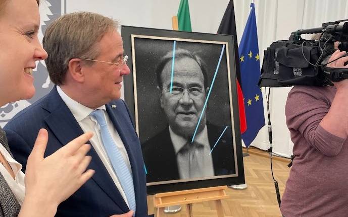 Der ehemalige NRW-Ministerpräsident Armin Laschet präsentiert zusammen mit seinem Amtsnachfolger Hendrik Wüst sein Bild für die Ahnengalerie des Landtages