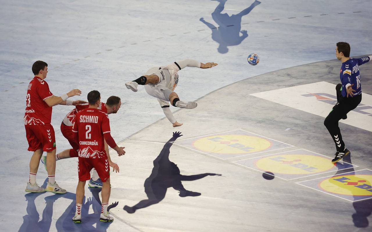 Szene aus dem Eröffnungsspiel der Handball-EM in Düsseldorf