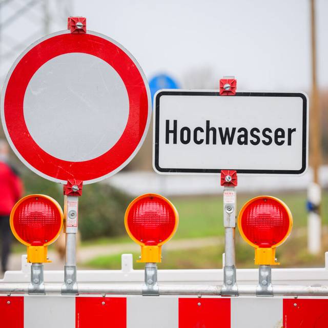 Ein Warnschild "Hochwasser" steht an einer Straßensperre an der Leinemasch in der südlichen Region Hannover.