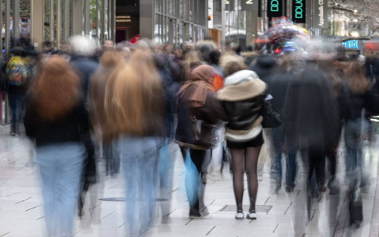 Menschen hasten über die Einkaufsstraße «Zeil». Im Vorweihnachtsgeschäft verbuchen viele Einzelhändler noch einmal ein Umsatzplus.