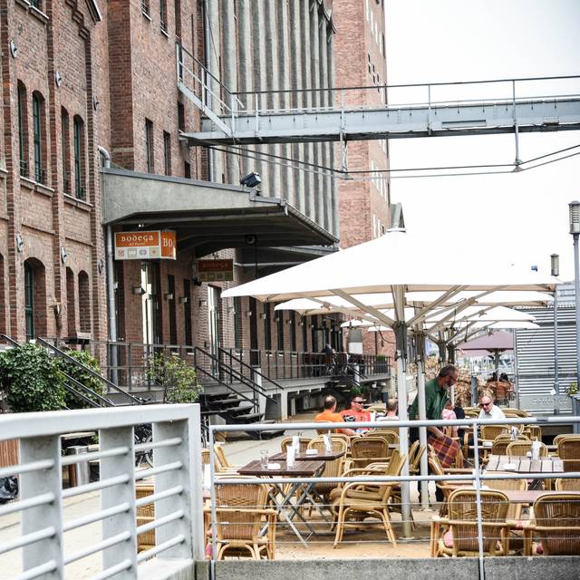 Innenhafen - altes Restaurant im Hafen