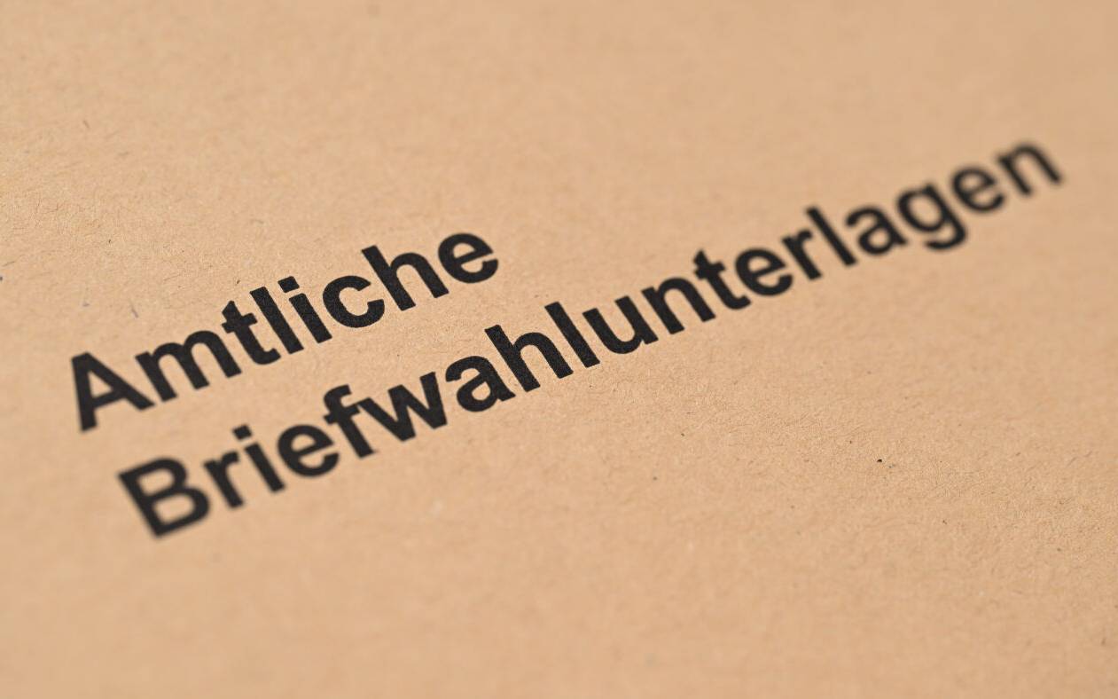Ein Umschlag mit der Aufschrift "Amtliche Briefwahlunterlagen" für die bevorstehenden Kommunal- und Europawahlen liegt auf einem Tisch