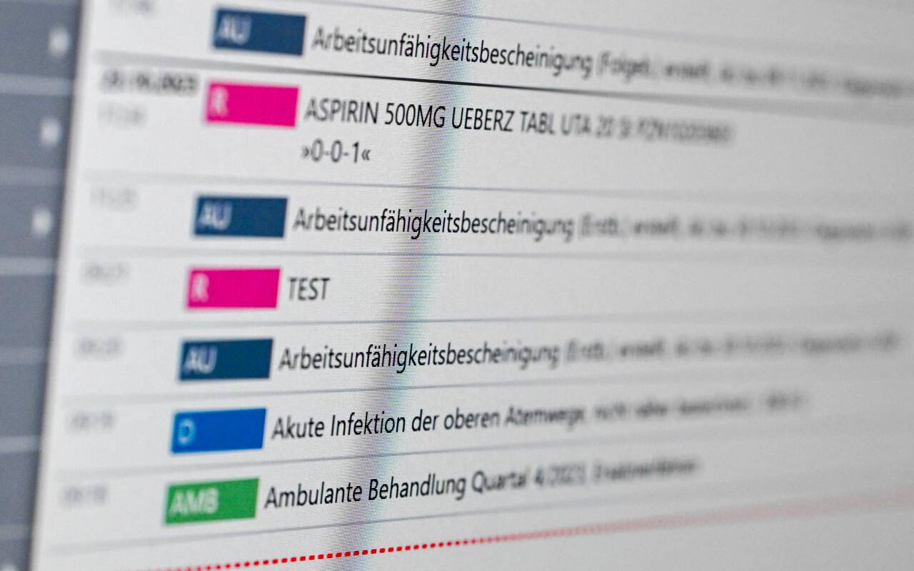 Auf einem Bildschirm in der E-Health-Showpraxis der Kassenärztlichen Vereinigung Berlin ist eine elektronische Patientenakte ePA dargestellt