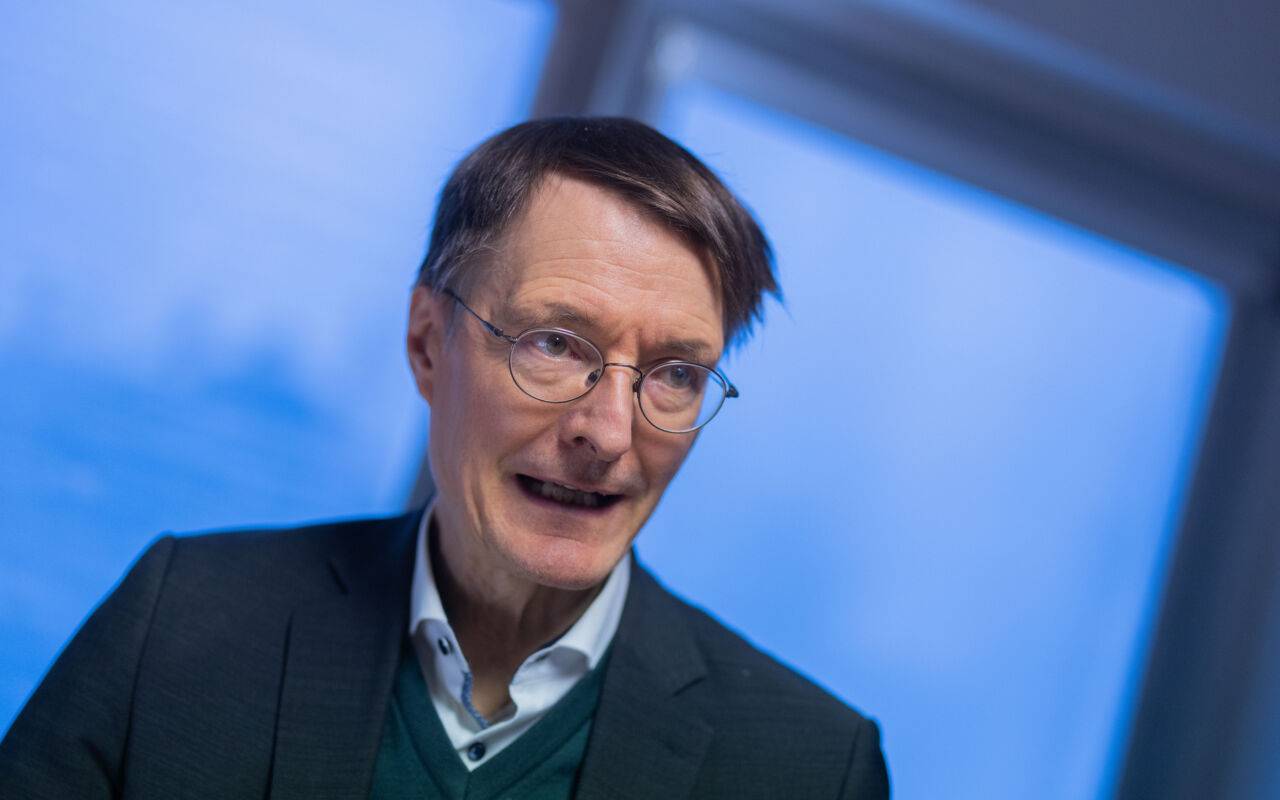 Bundesgesundheitsminister Karl Lauterbach steht in der Arztpraxis Praxis am Königsforst bei einer Demonstration der elektronischen Patientenakte