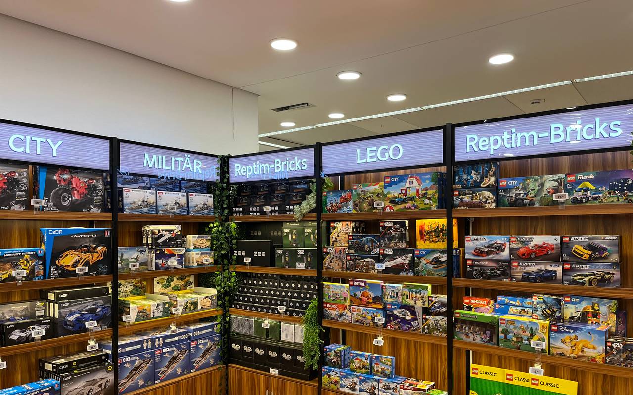 Regale vollgestellt mit Lego-Sets im Laden Reptim-Bricks