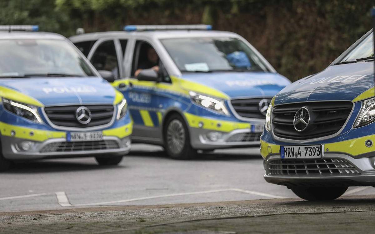 Drei Polizeifahrzeuge stehen nebeneinander