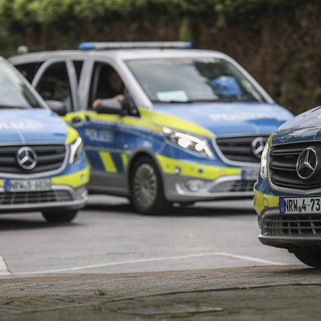 Drei Polizeifahrzeuge stehen nebeneinander