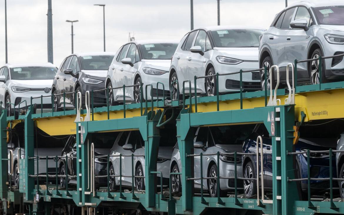 Neuwagen stehen verladen auf Zügen.