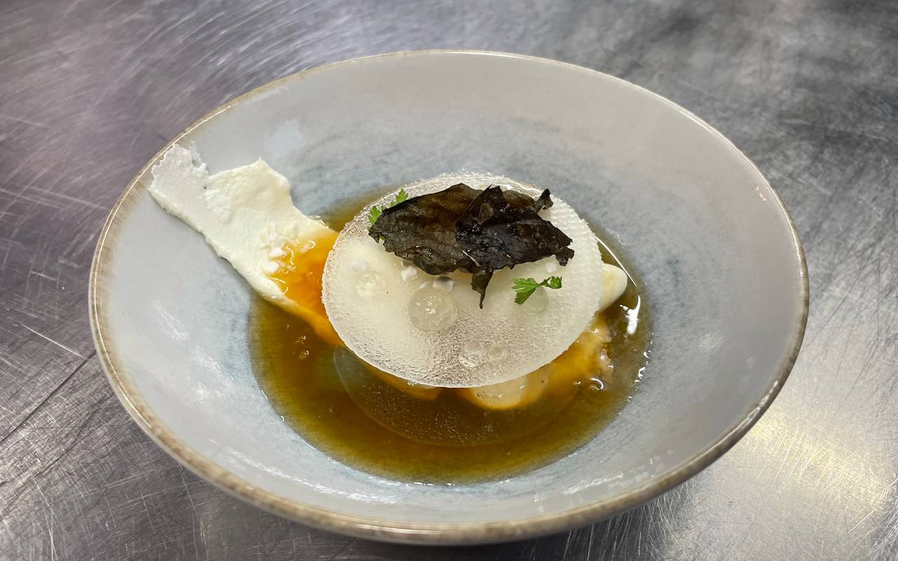 Der Teller "Erfrischung" enthält ein Joghurt-Sorbet mit Holunderblüte und schwarzem Tee.