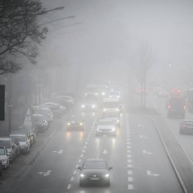 Autos fahren durch die schlechte Luft im Ruhrgebiet.