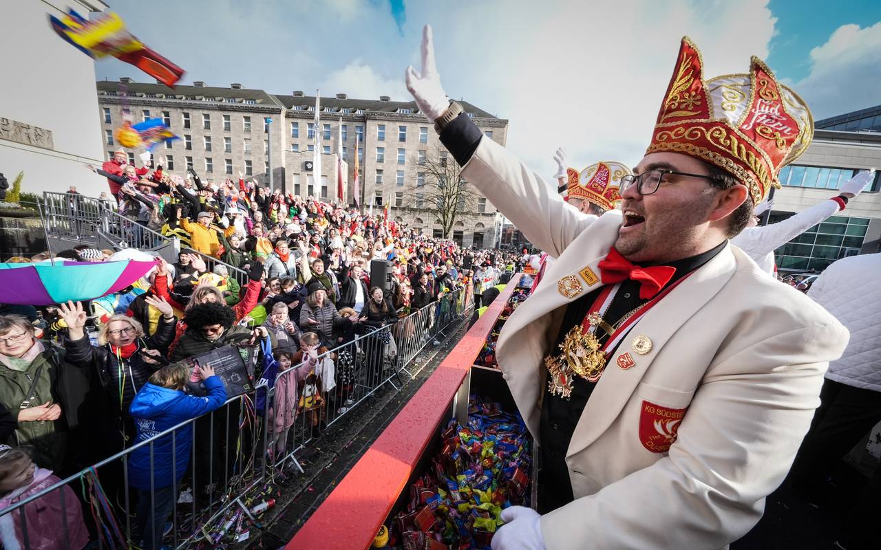 Der Rosenmontagszug am Duisburger Stadttheater
