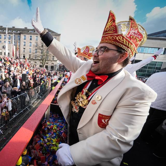Der Rosenmontagszug am Duisburger Stadttheater