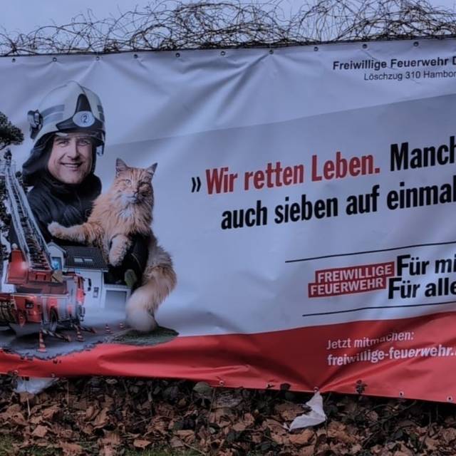 Ein neues Feuerwehrbanner an einem Bauzaun