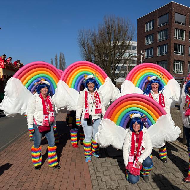 Duisburger Karnevalisten im Regenbogenkostüm zum Rosenmontagsumzug