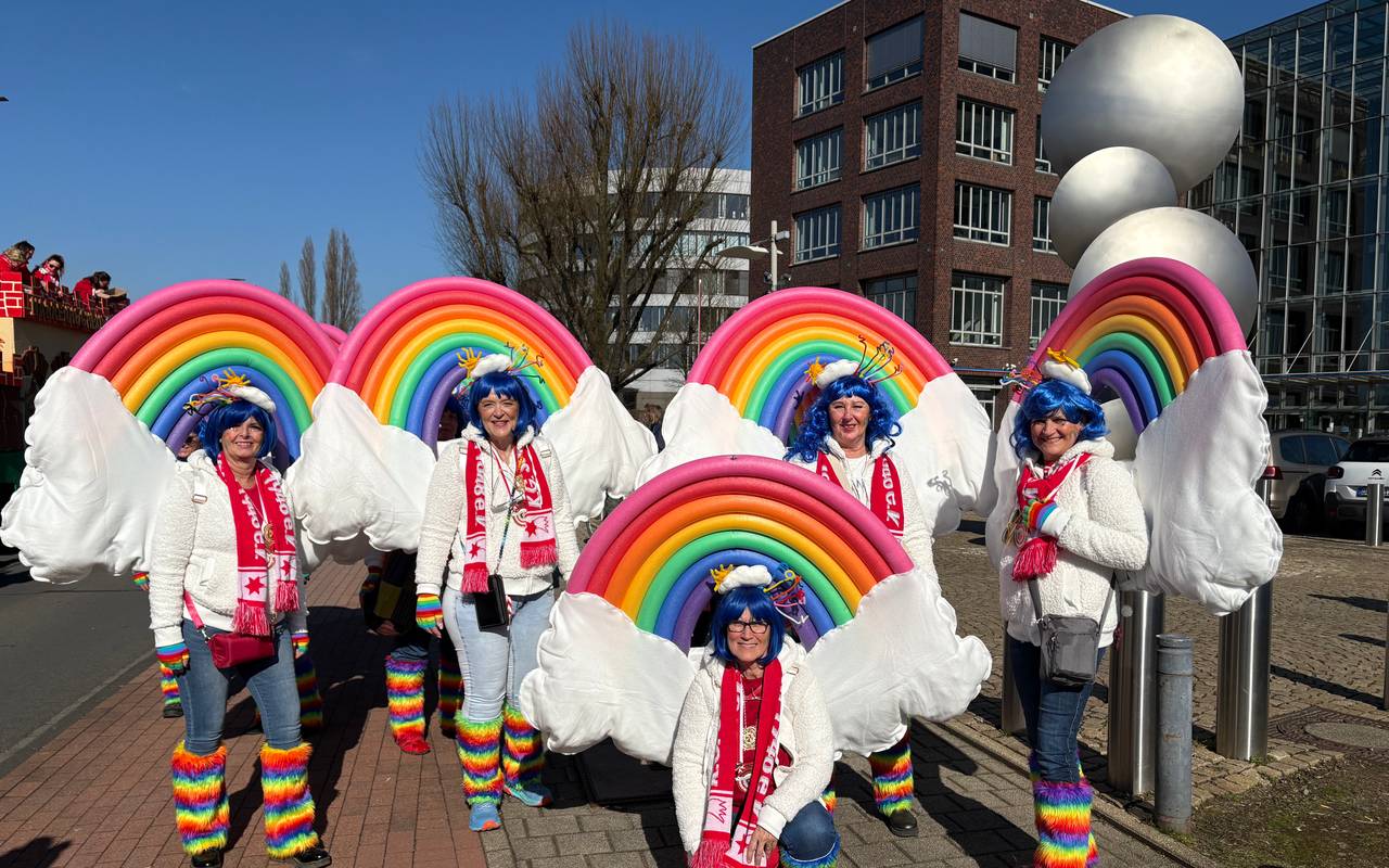Duisburger Karnevalisten im Regenbogenkostüm zum Rosenmontagsumzug