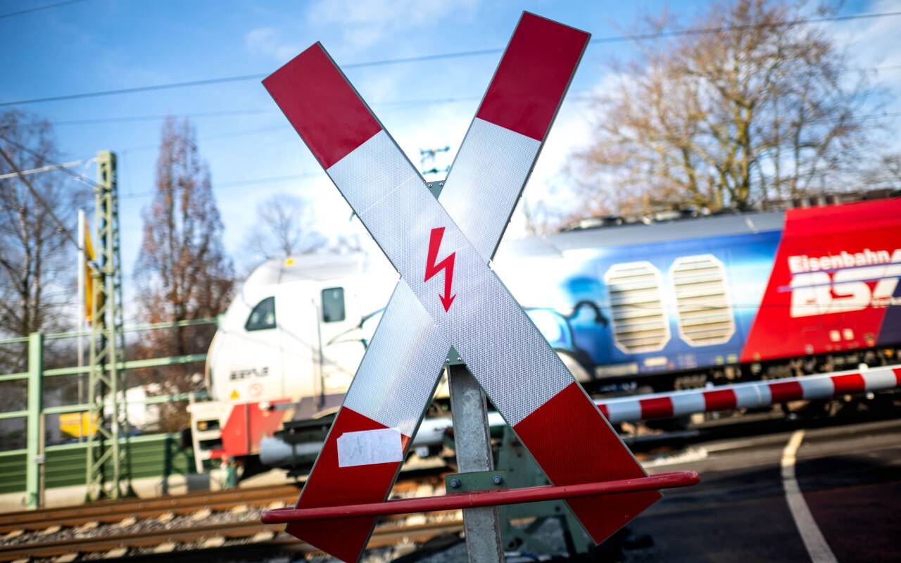 Ein Zug fährt über den Bahnübergang Oldenburg-Ofenerdiek