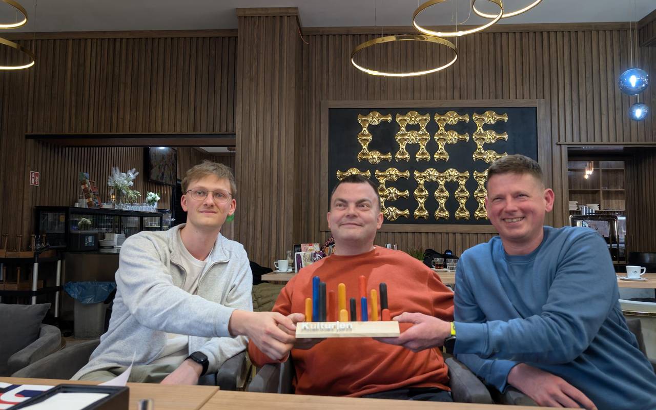 Teamleiter Marc Pfaffl, Mitarbeiter Robin Tiemann und Geschäftsführer Dirk Suceska zeigen die Trophäe.