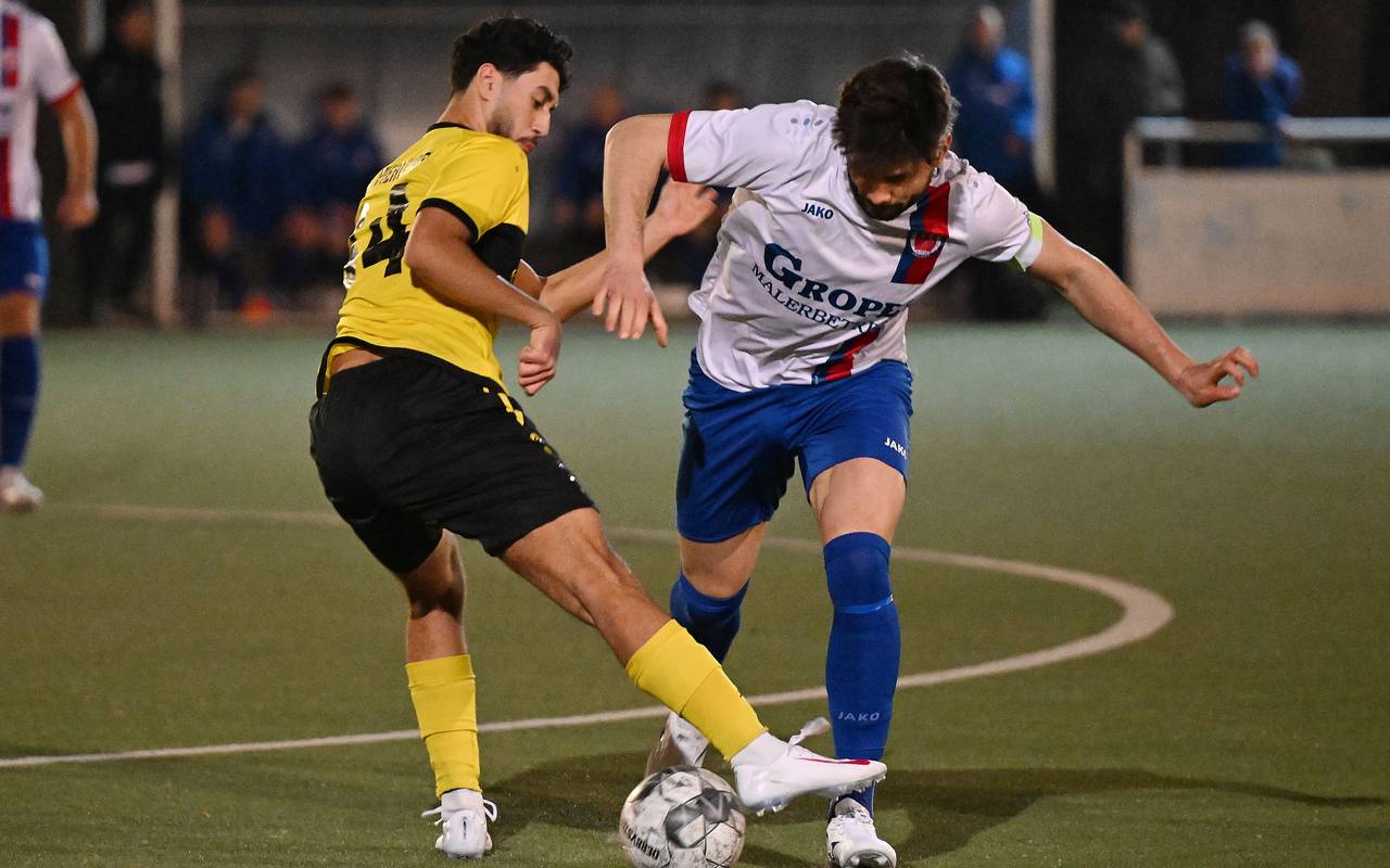 Zwei Spieler beim Kreispokalspiel zwischen DJK Vierlinden und SuS Dinslaken 09