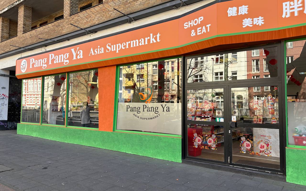 Der Asia Supermarkt Pang Pang Ya auf der Mülheimer Straße von außen