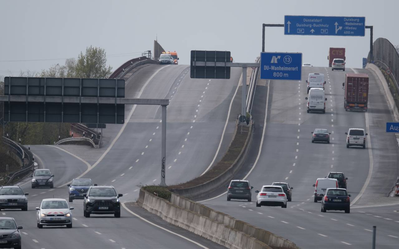 Autos fahren über die A59.