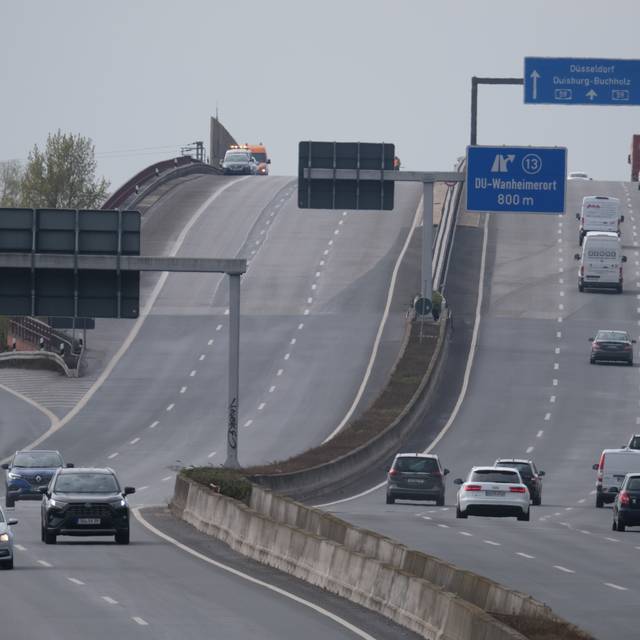Autos fahren über die A59.