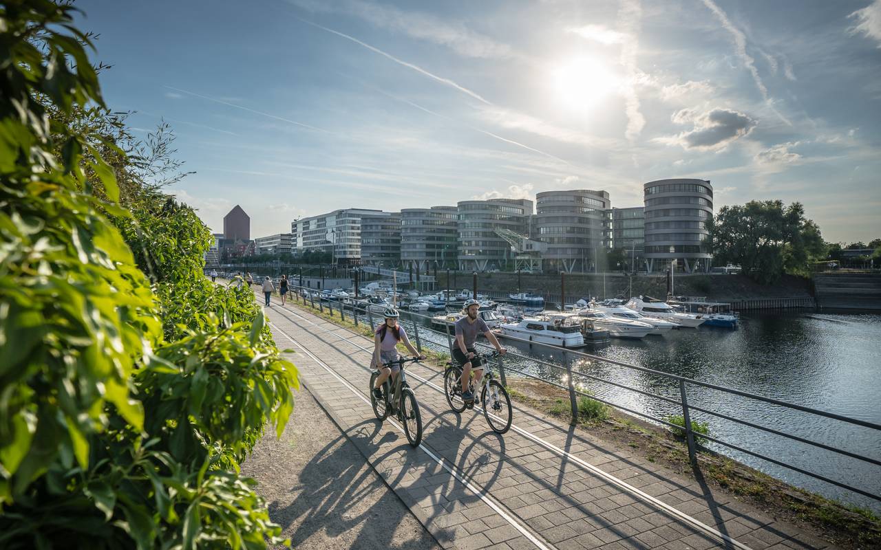 Radfahrer auf dem Fahrradweg am Innenhafen in Duisburg.