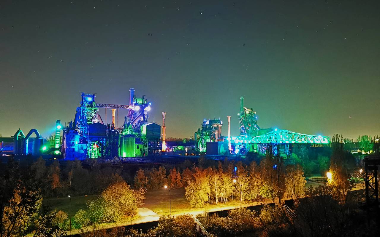 Landschaftspark Duisburg-Nord leuchtet nachts in verschiedenen Farben.