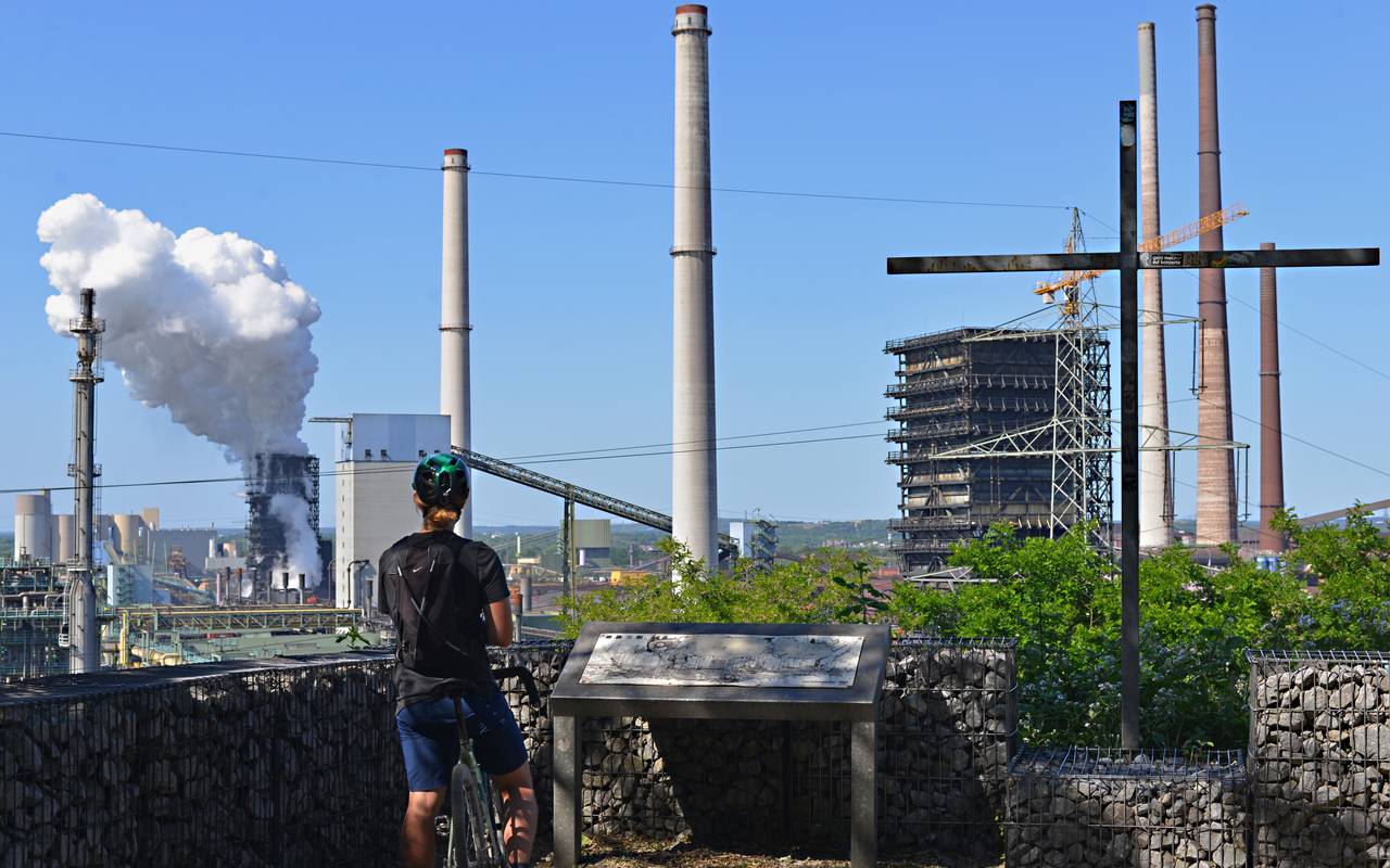 Panoramablick am Alsumer Berg mit Industriekultur im Hintergrund.