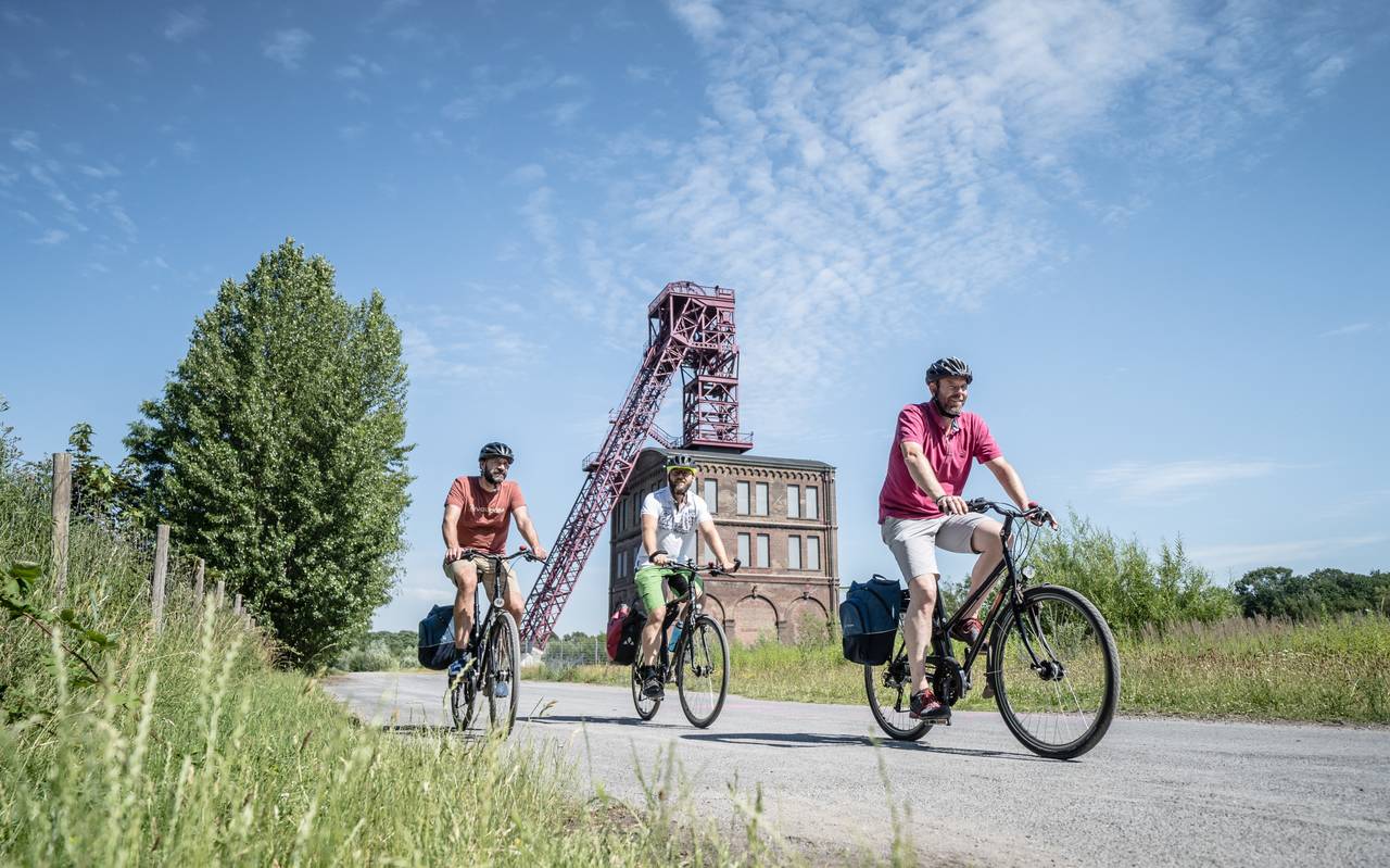 Fahrradfahrer auf dem Radweg neben der Zeche Sterkrade.