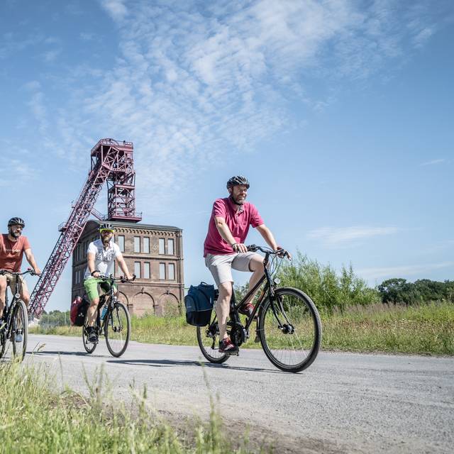 Fahrradfahrer auf dem Radweg neben der Zeche Sterkrade.