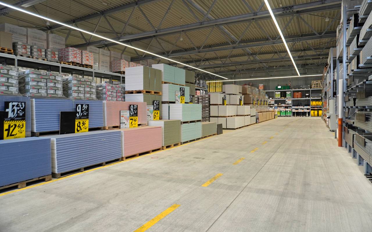 Im Drive In des neuen Hornbachs in Duisburg haben sogar große LKW Platz