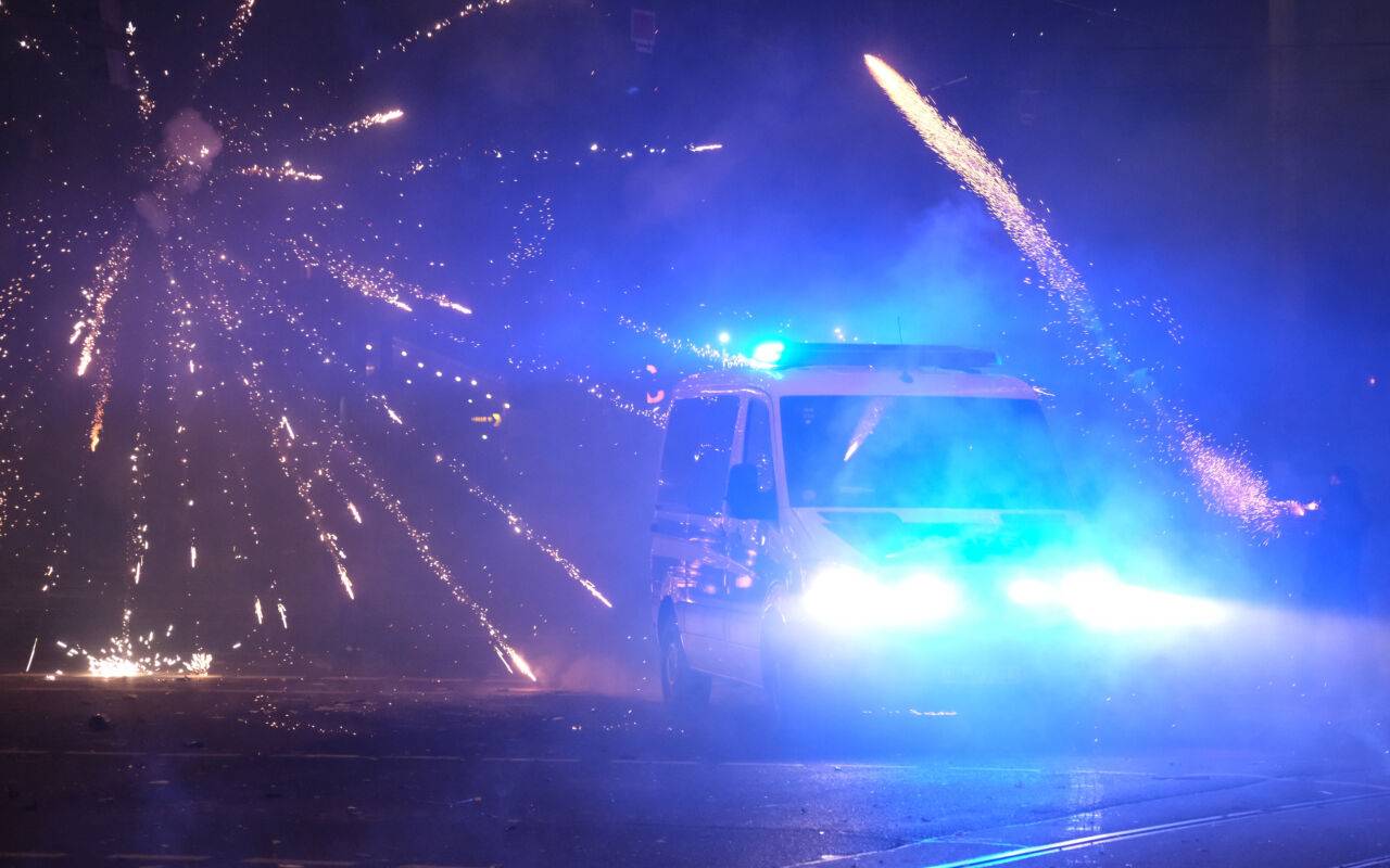 Ein Polizeifahrzeug wird im Stadtteil Connewitz mit Pyrotechnik beworfen. In der Neujahrsnacht kam es dort zu Ausschreitungen.