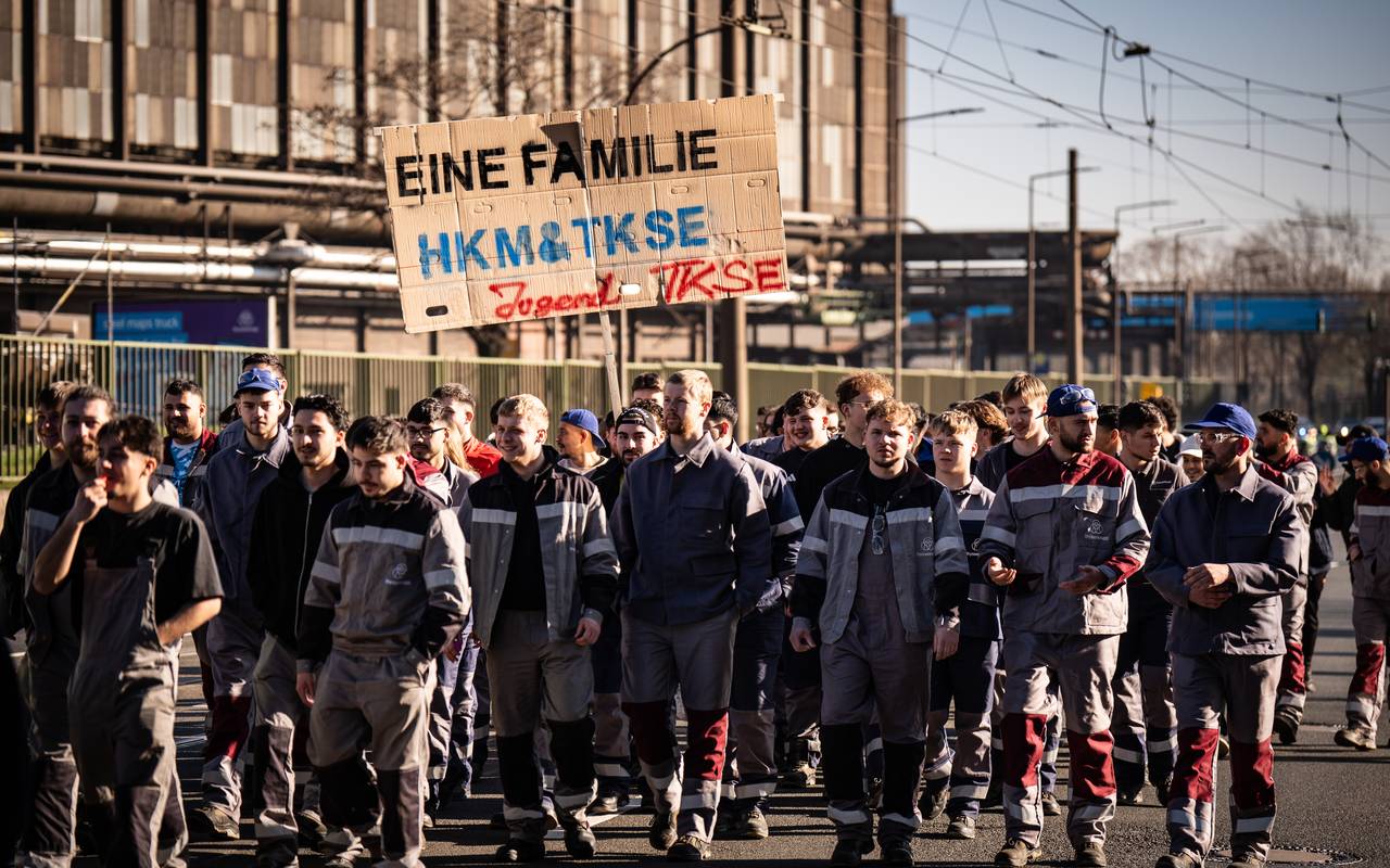 Mitarbeiter von HKM und Thyssenkrupp protestieren gemeinsam gegen die Kündigung der Lieferverträge